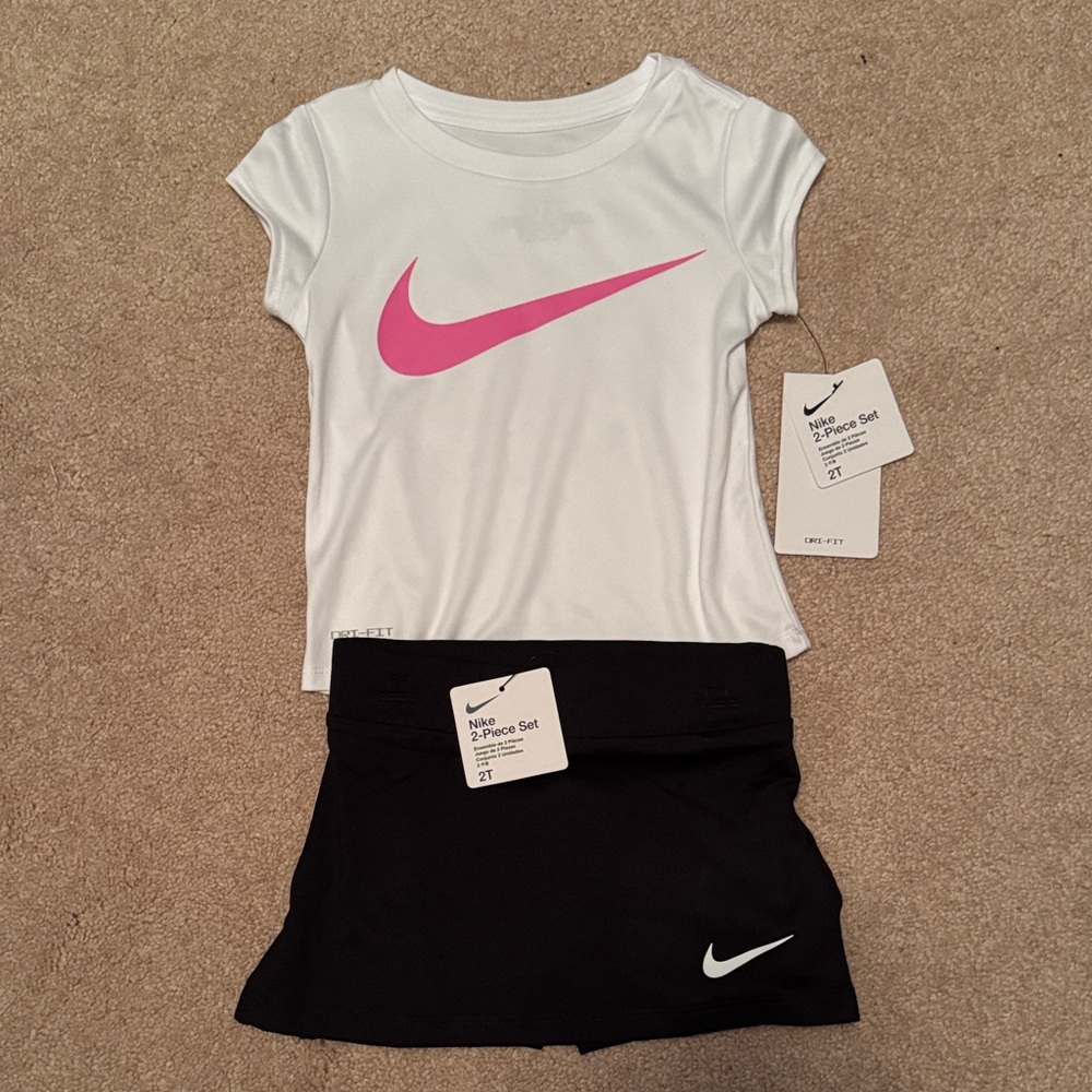 Nike White and Black 2 Piece Set